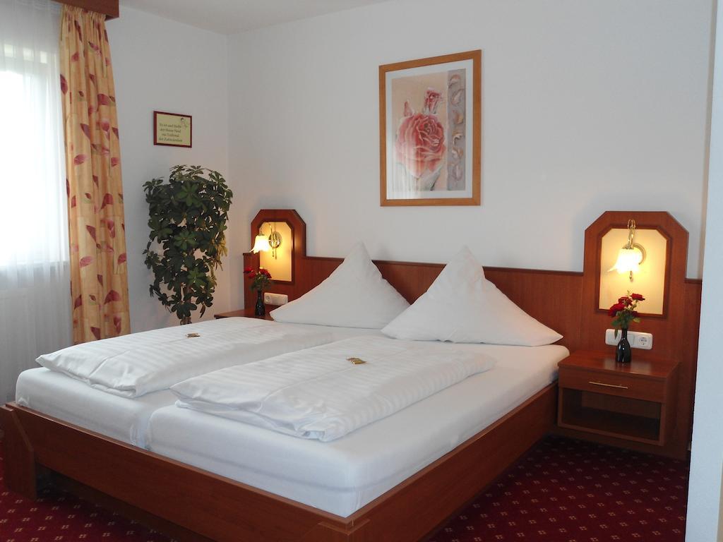 Hotel Hutzenthaler Bruckberg Quarto foto
